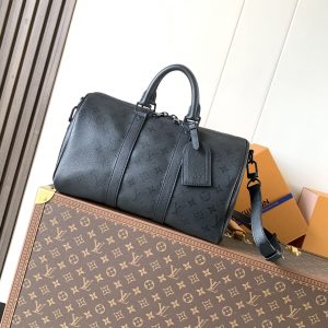 M28370 Top-tier authentic piece  Variable-code chip 163C 35cm Travel Bag Speedy Pillow Bag KEEPALL BANDOULIÈRE 35 Handbag This Keepall Bandoulière 35 handbag features Monogram Midnight XL coated canvas with refined leather trim. Matte hardware and zippers accentuate its clean lines.The removable and adjustable leather shoulder strap allows for comfortable shoulder or crossbody carry, while the rolled leather top handle offers an additional hand-carry option. Dimensions: 21 x 16 x 34 cm (Height x Width x Length).